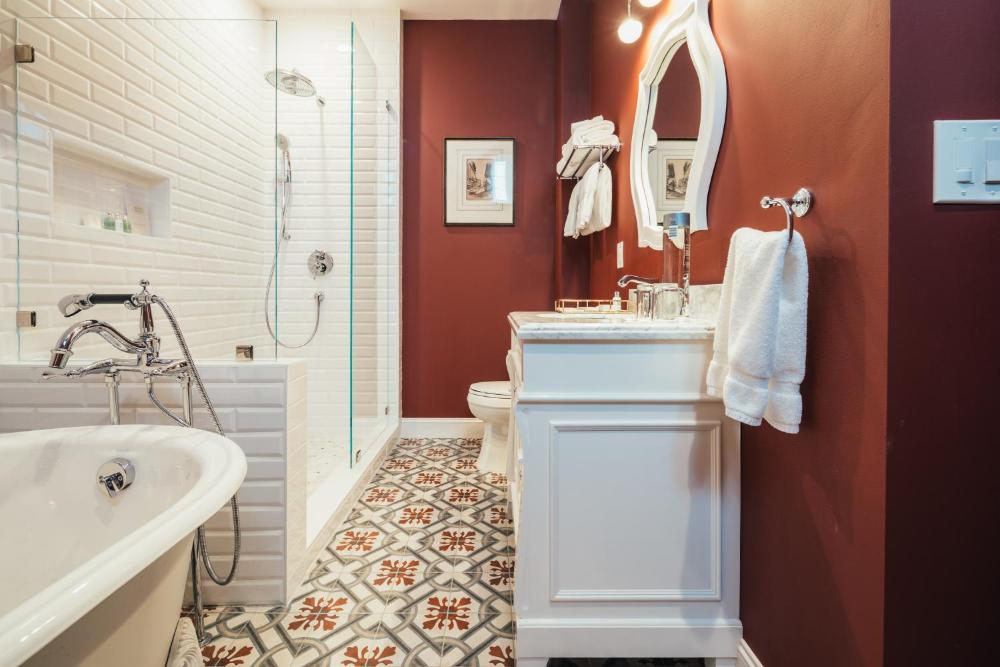 Premium King Room interior